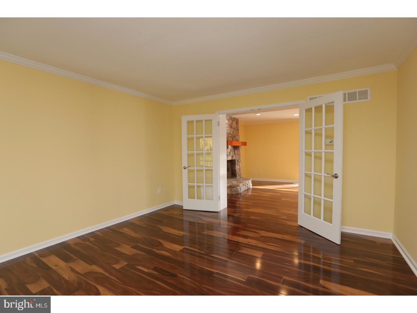 31 Jericho Road Holland, PA 18966 - Photo 12 of 25 Living Room