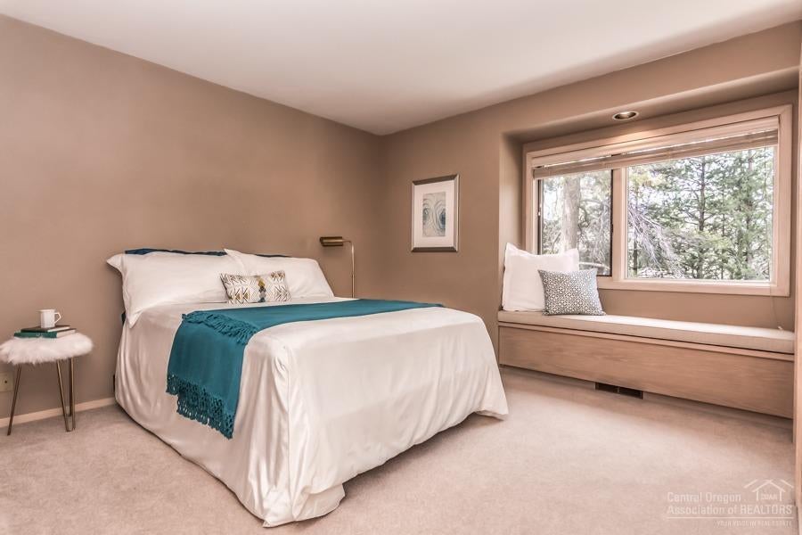 18035 North Course Lane Sunriver, OR 97707 - Photo 22 of 25 Another of the guest rooms. Light and bright!