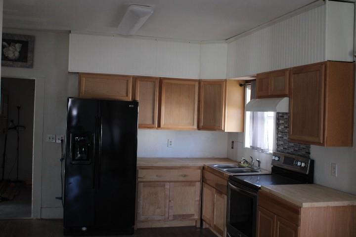 315 4th Street Hawley, TX 79525 - Photo 2 of 4 a kitchen with a sink stove and refrigerator
