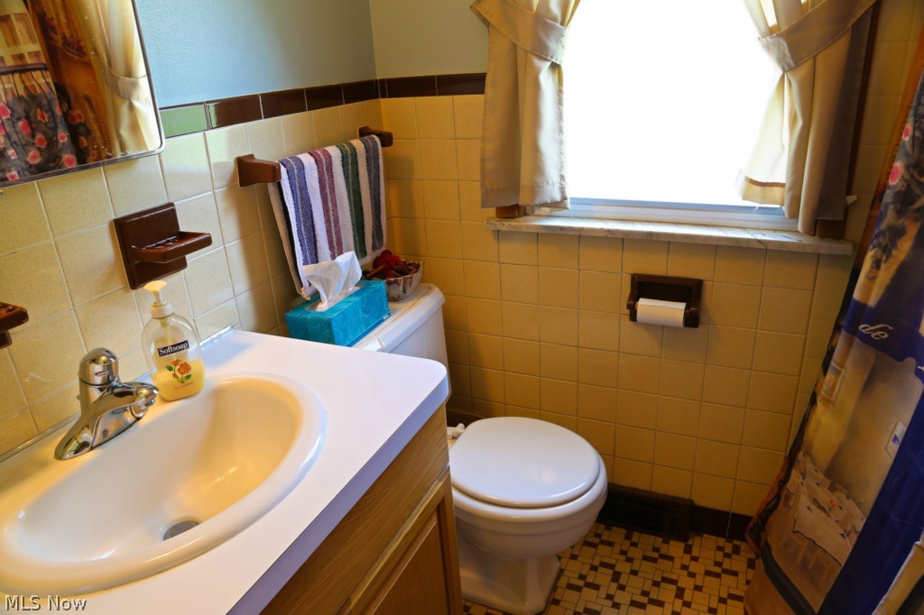 34855 Pettibone Road Solon, OH 44139 - Photo 9 of 19 Bath - first floor