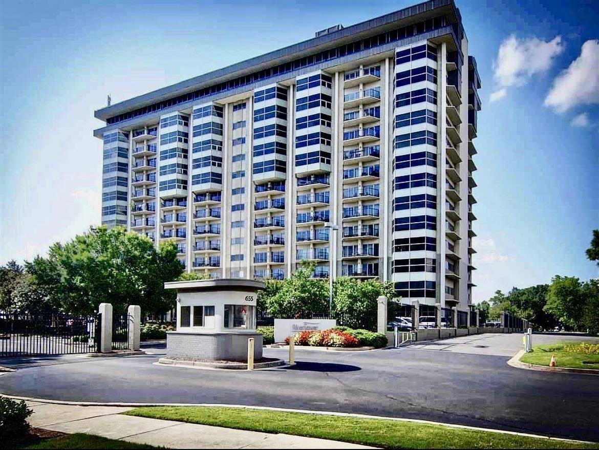 655 Riverside Drive, Unit 1004A Memphis, TN 38103 - Photo 3 of 20 a view of building with cars parked
