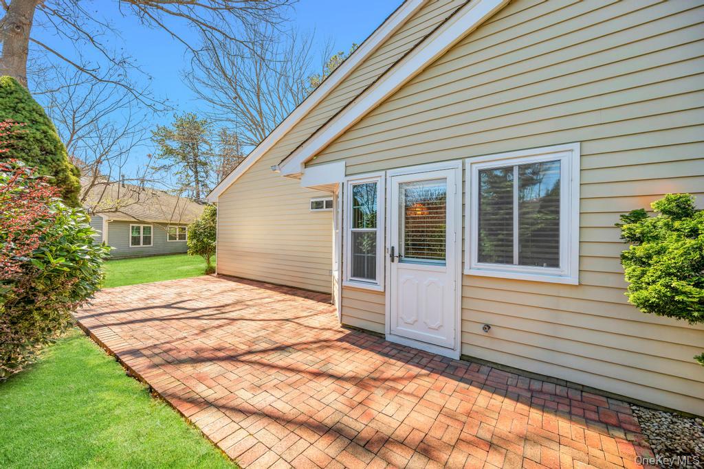 12 Baldwin Court Ridge, NY 11961 - Photo 4 of 33