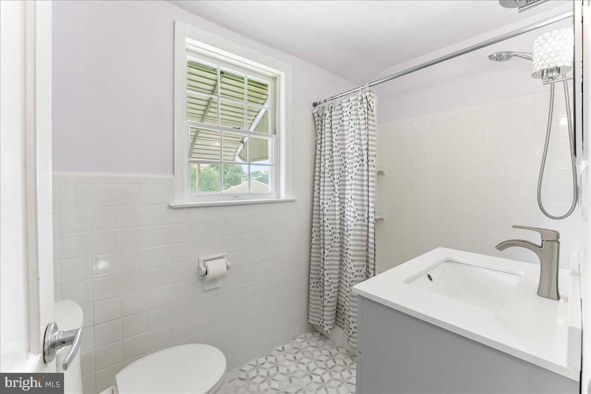 334 Bennett Road Springfield, PA 19064 - Photo 12 of 33 Hallway Full Bathroom
