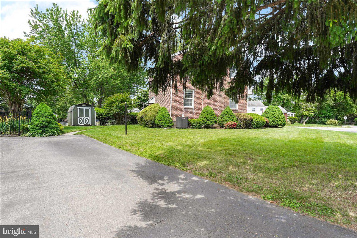 334 Bennett Road Springfield, PA 19064 - Photo 25 of 33 Shared Driveway/Evenly Shared Sides