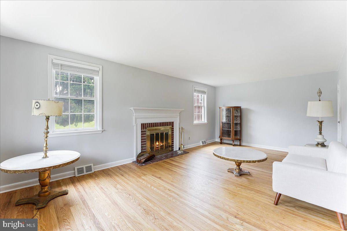 334 Bennett Road Springfield, PA 19064 - Photo 3 of 33 Living Room