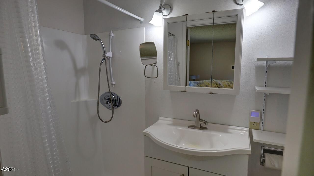 648 Olalla Road Toledo, OR 97391 - Photo 13 of 43 Master Bath