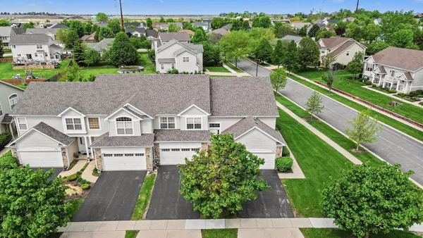$289,900 | 1765 Fieldstone Drive South, Shorewood, IL 60404