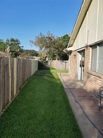 a view of a back yard