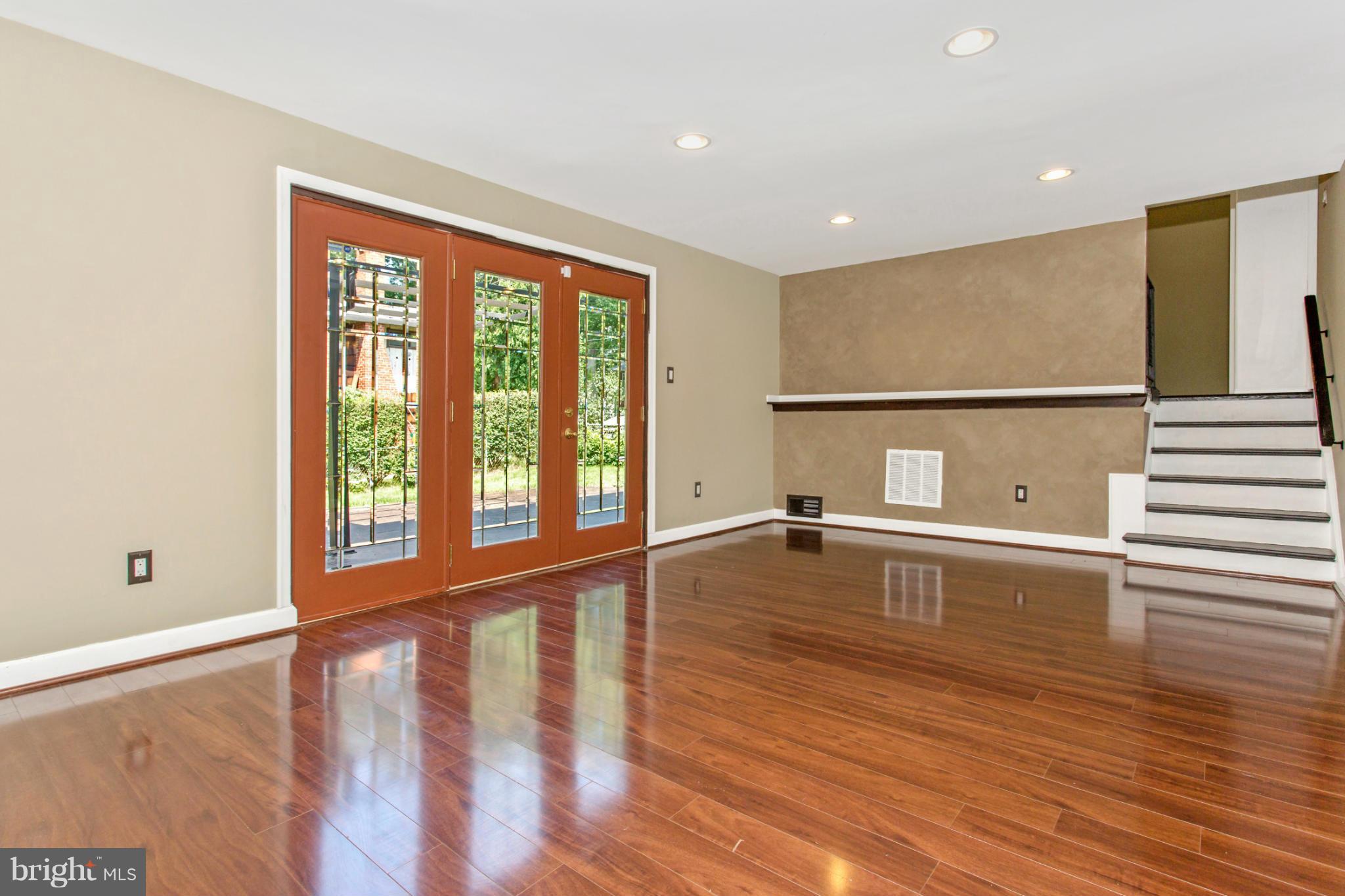10923 Breewood Road Silver Spring, MD 20901 - Photo 20 of 30 Large Family Room