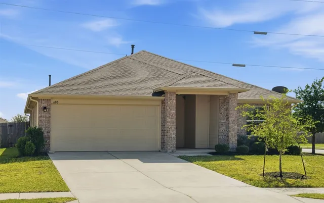 a view of a house with a backyard