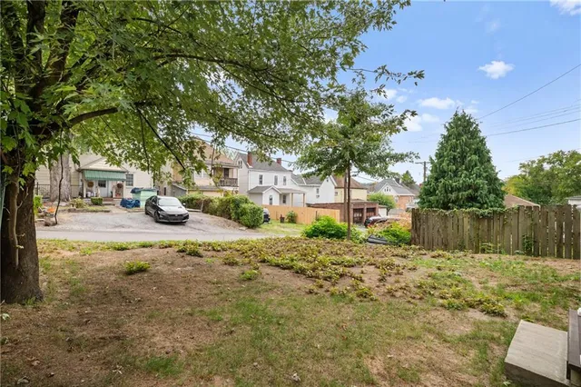a view of backyard of the house