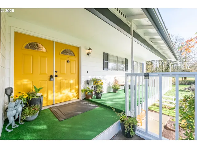 a view of back yard of the house