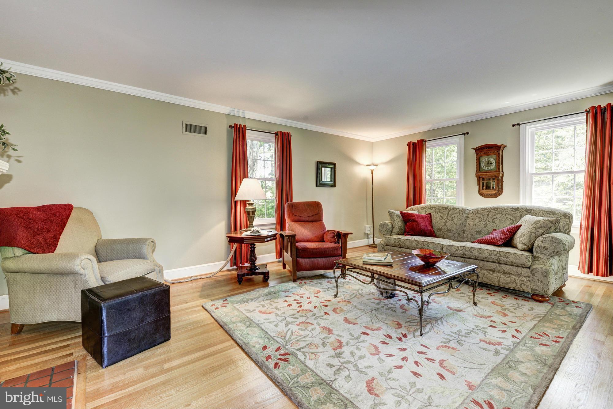 10409 Rodney Road Silver Spring, MD 20903 - Photo 10 of 27 Living Room