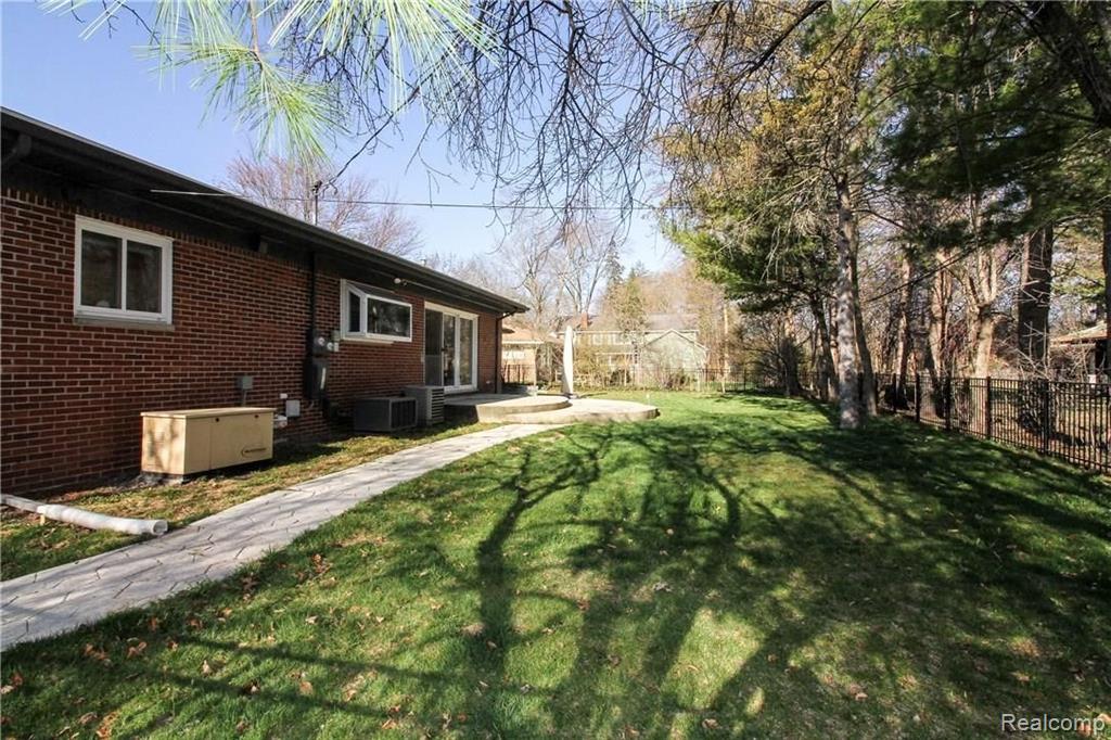 19312 Beverly Road Beverly Hills, MI 48025 - Photo 6 of 50