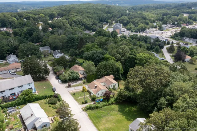 $600,000 | 32 Cedar Lane, Montville, CT 06382