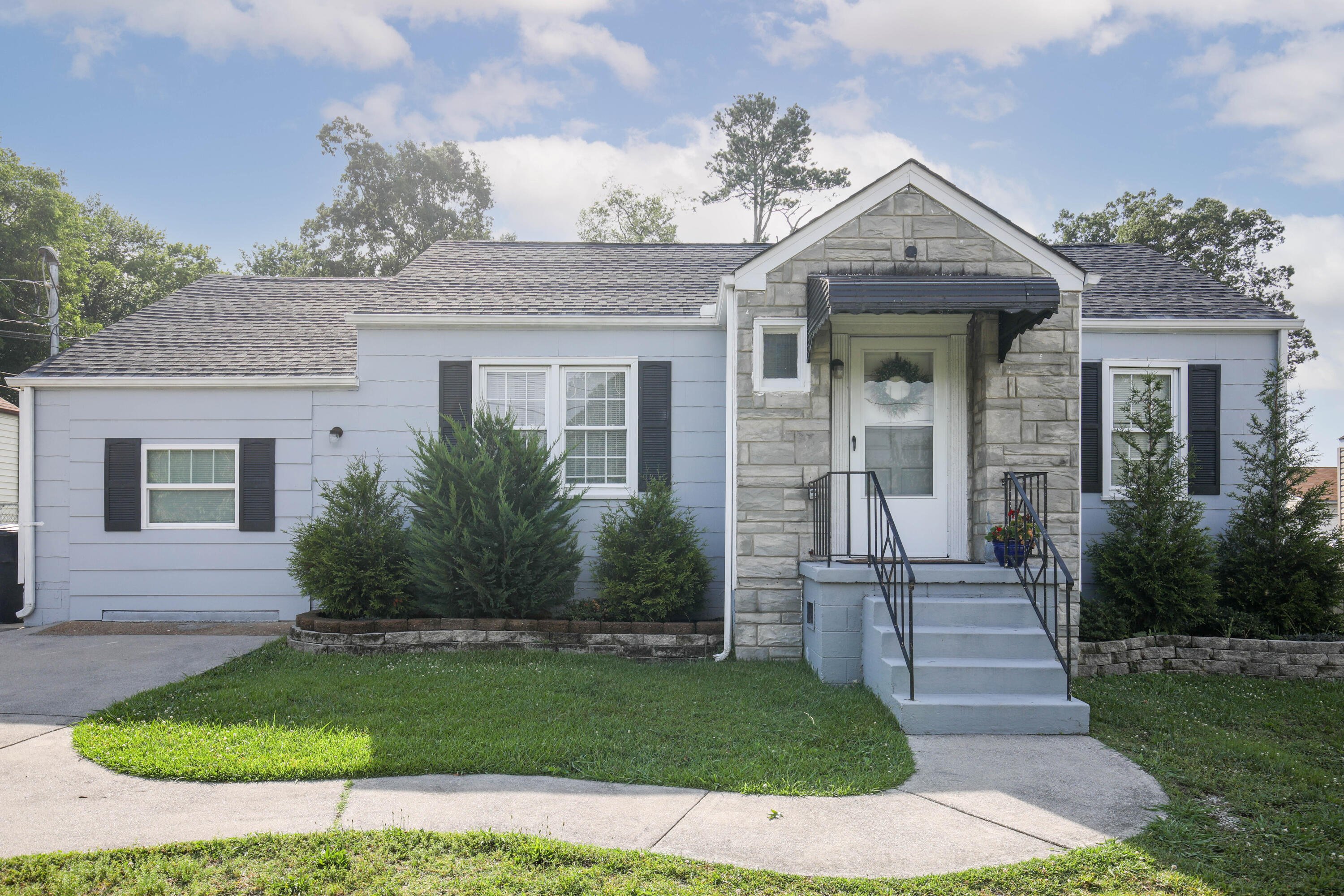 1513 Maxwell Road Chattanooga, TN 37412 - Photo 1 of 41 Charming 1950's 3/2 Bungalow!