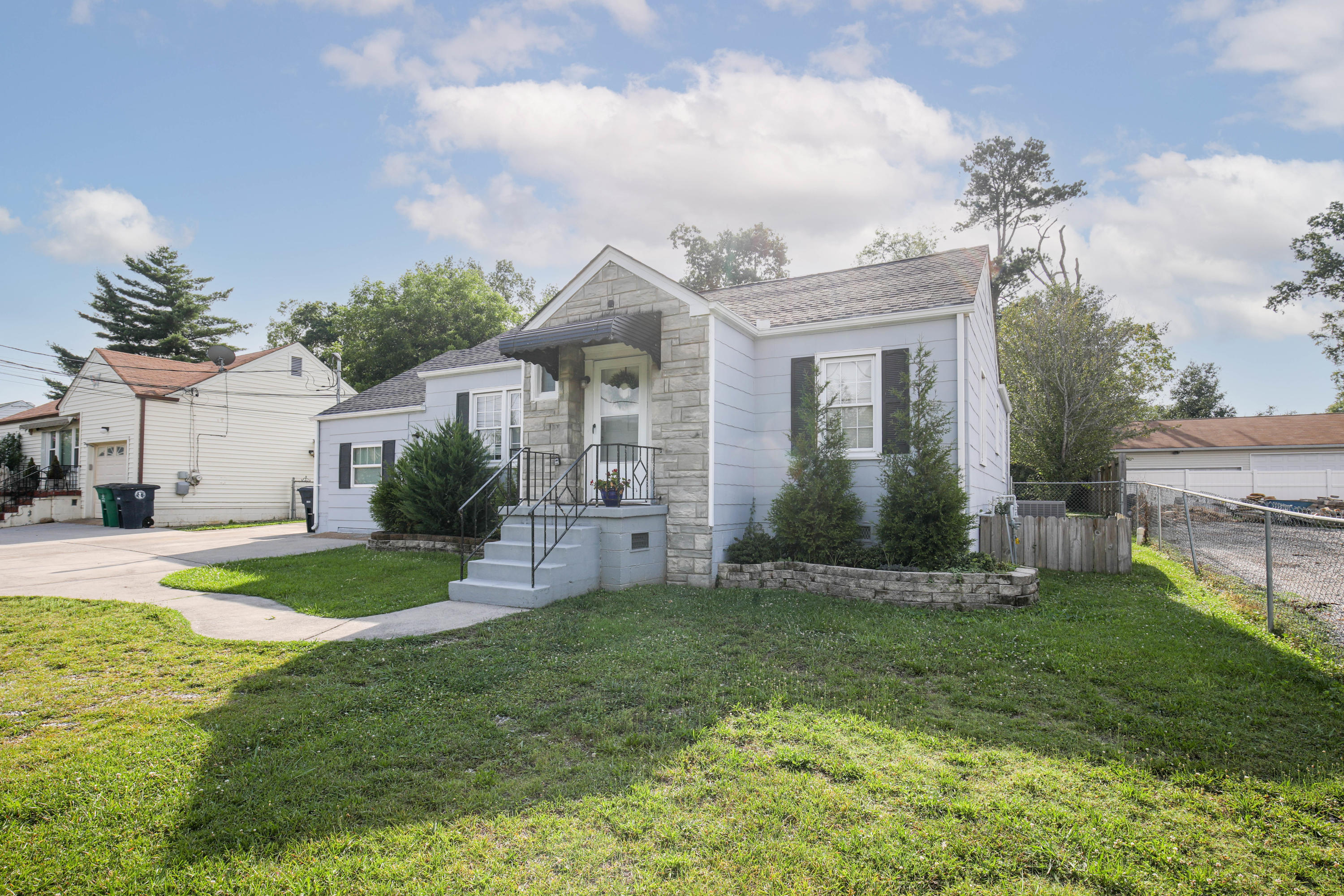 1513 Maxwell Road Chattanooga, TN 37412 - Photo 2 of 41 Charming 1950's 3/2 Bungalow!