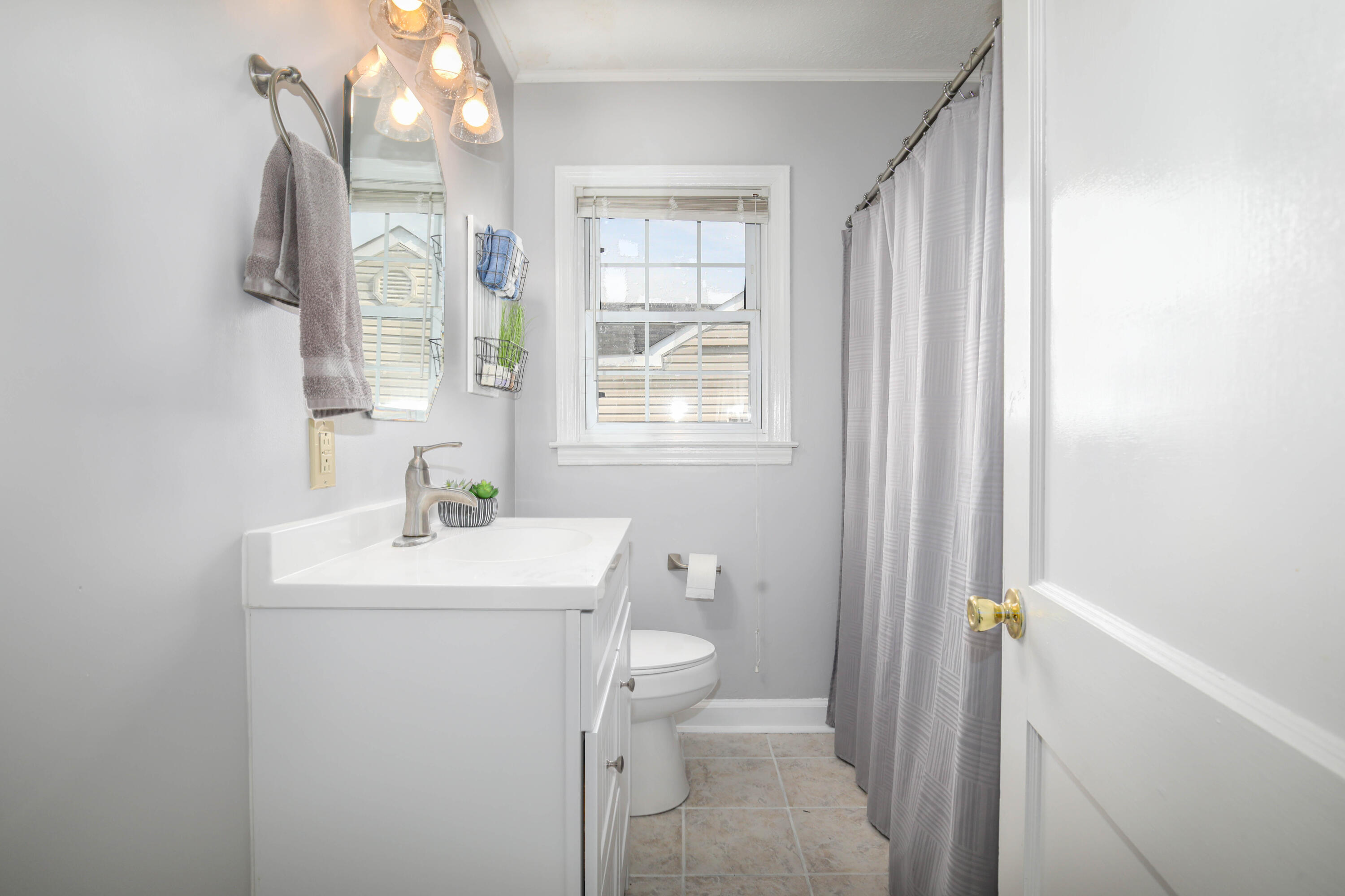 1513 Maxwell Road Chattanooga, TN 37412 - Photo 25 of 41 Guest Bath w/ Tub/Shower Combo