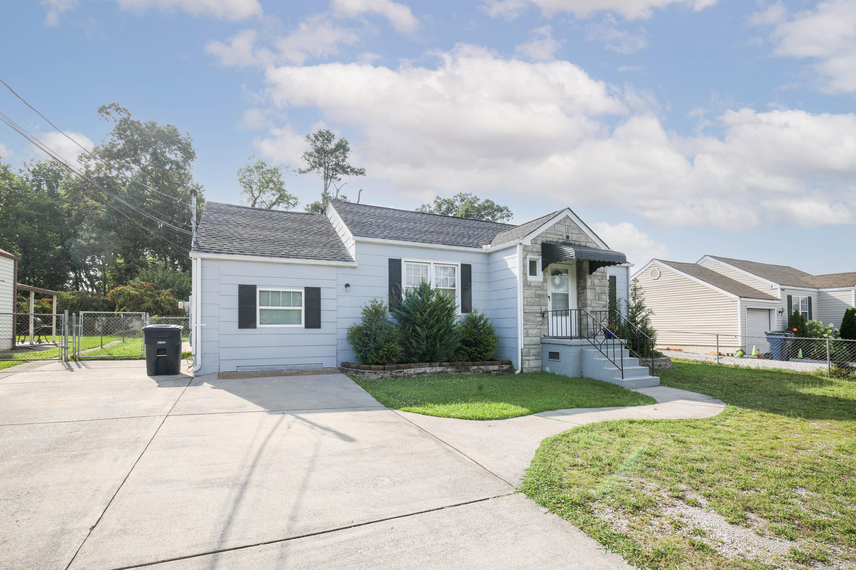 1513 Maxwell Road Chattanooga, TN 37412 - Photo 5 of 41 Plenty of Parking!