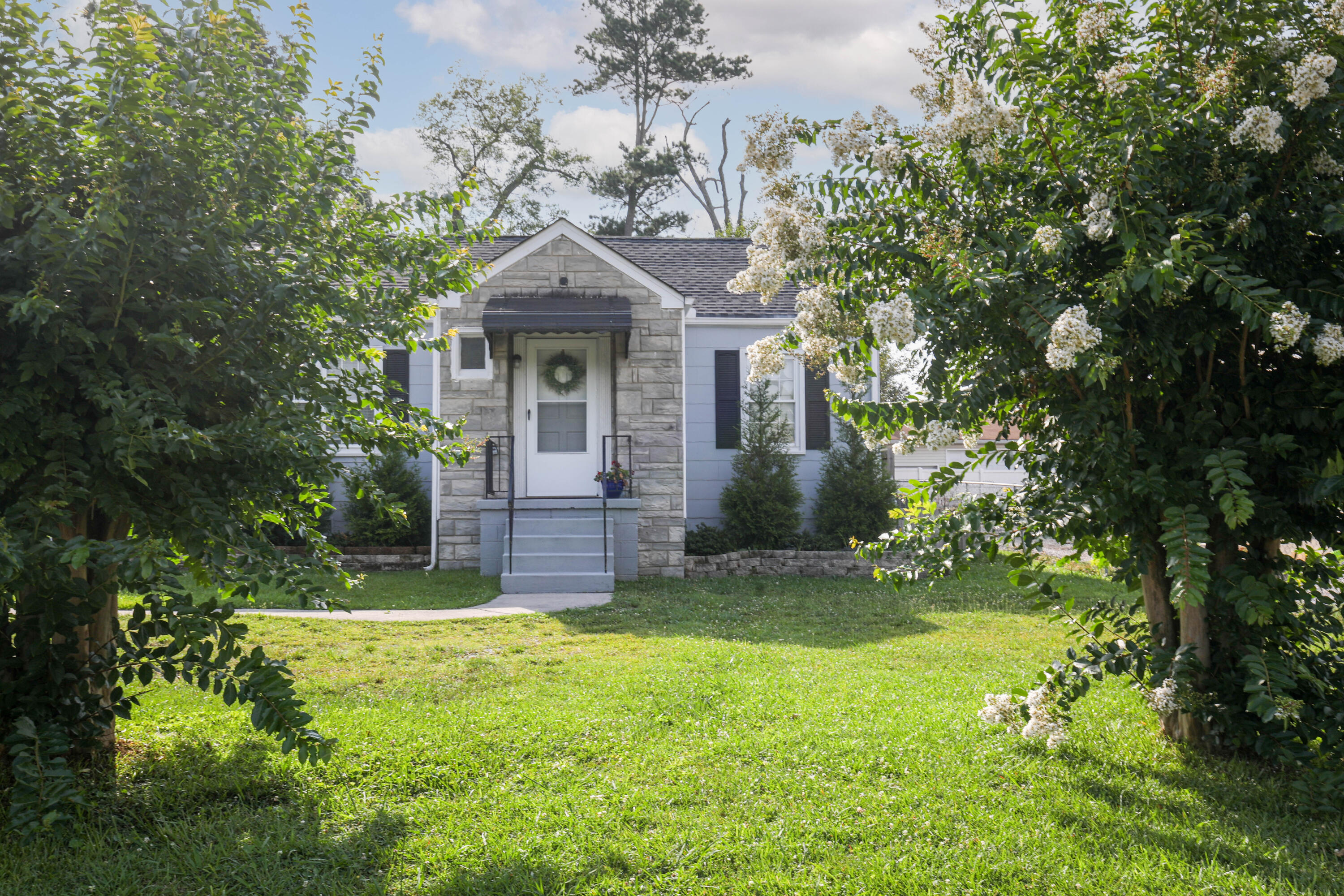 1513 Maxwell Road Chattanooga, TN 37412 - Photo 7 of 41 Lush Mature Landscaping