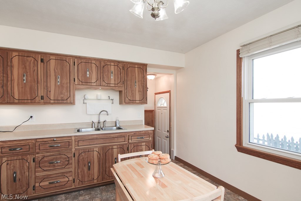1215 Hillsdale Road Parma, OH 44134 - Photo 9 of 26
