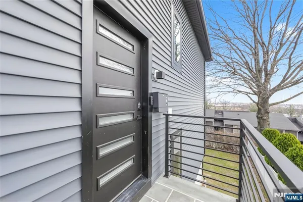 $4,800 | 270 Lafayette Avenue, Unit 2, Lyndhurst, NJ 07071