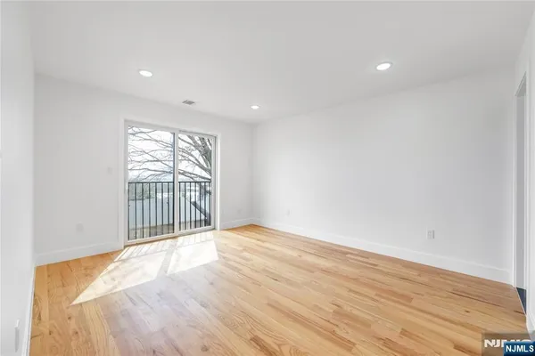 $4,800 | 270 Lafayette Avenue, Unit 2, Lyndhurst, NJ 07071