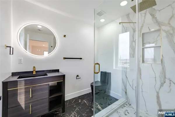 $4,800 | 270 Lafayette Avenue, Unit 2, Lyndhurst, NJ 07071