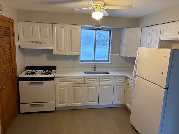 $1,100 | 9824 South Cicero Avenue, Unit 2B, Oak Lawn, IL 60453
