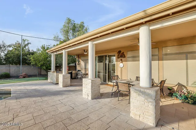 a view of a backyard