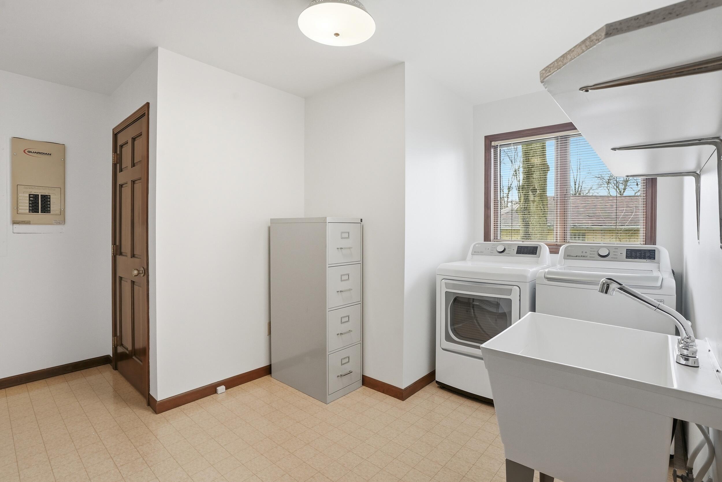 3921 Bonnie Drive Crown Point, IN 46307 - Photo 15 of 66 2500x1667