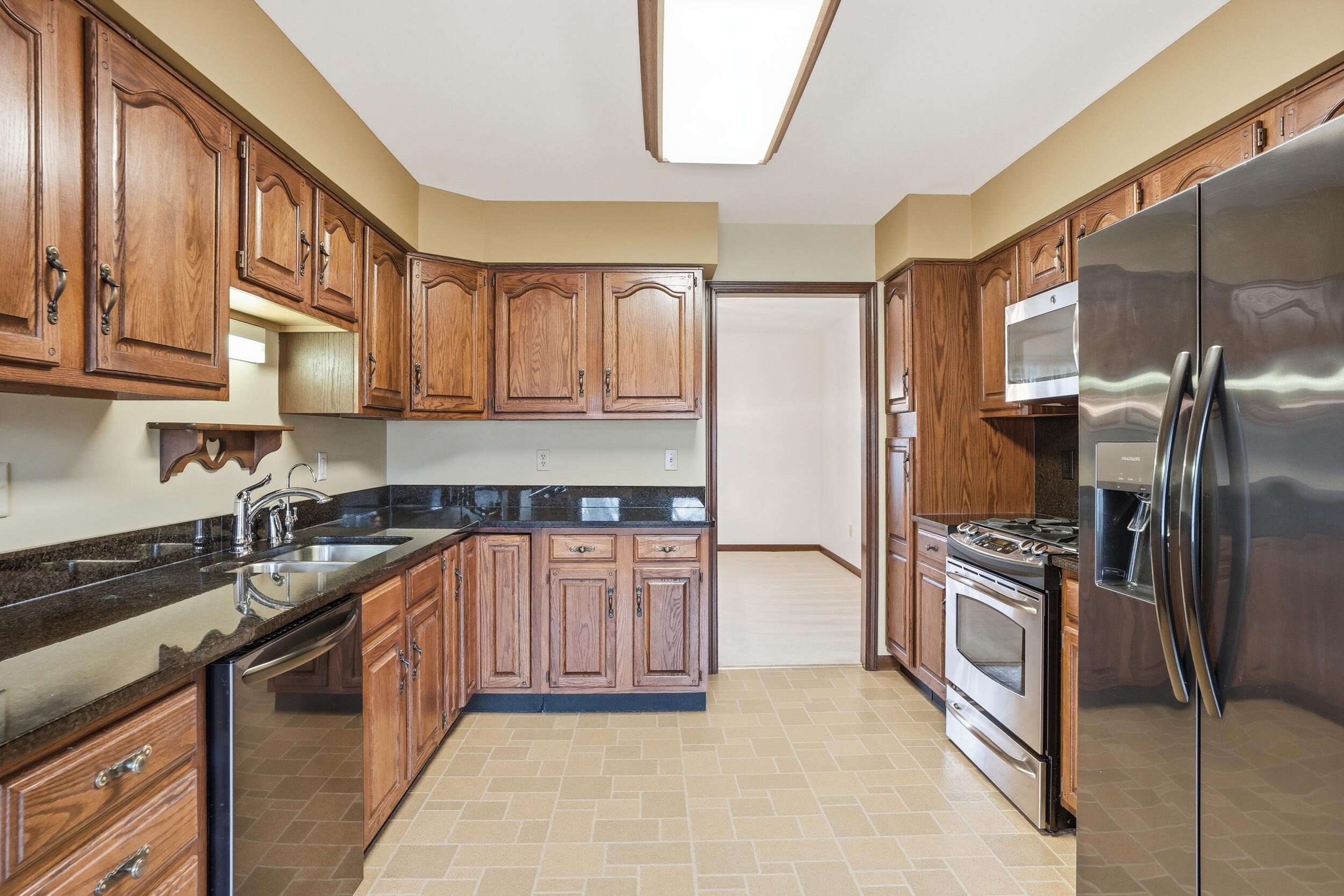3921 Bonnie Drive Crown Point, IN 46307 - Photo 9 of 66 2500x1667