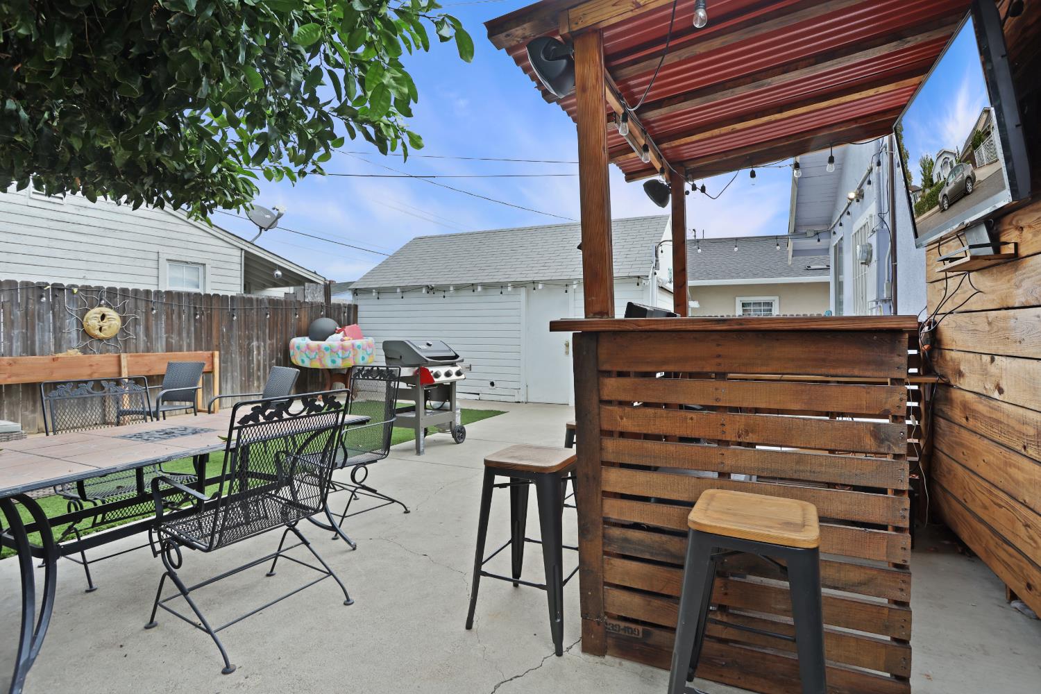 513 Harold Street Lodi, CA 95240 - Photo 25 of 29 a view of a chairs and table in a patio