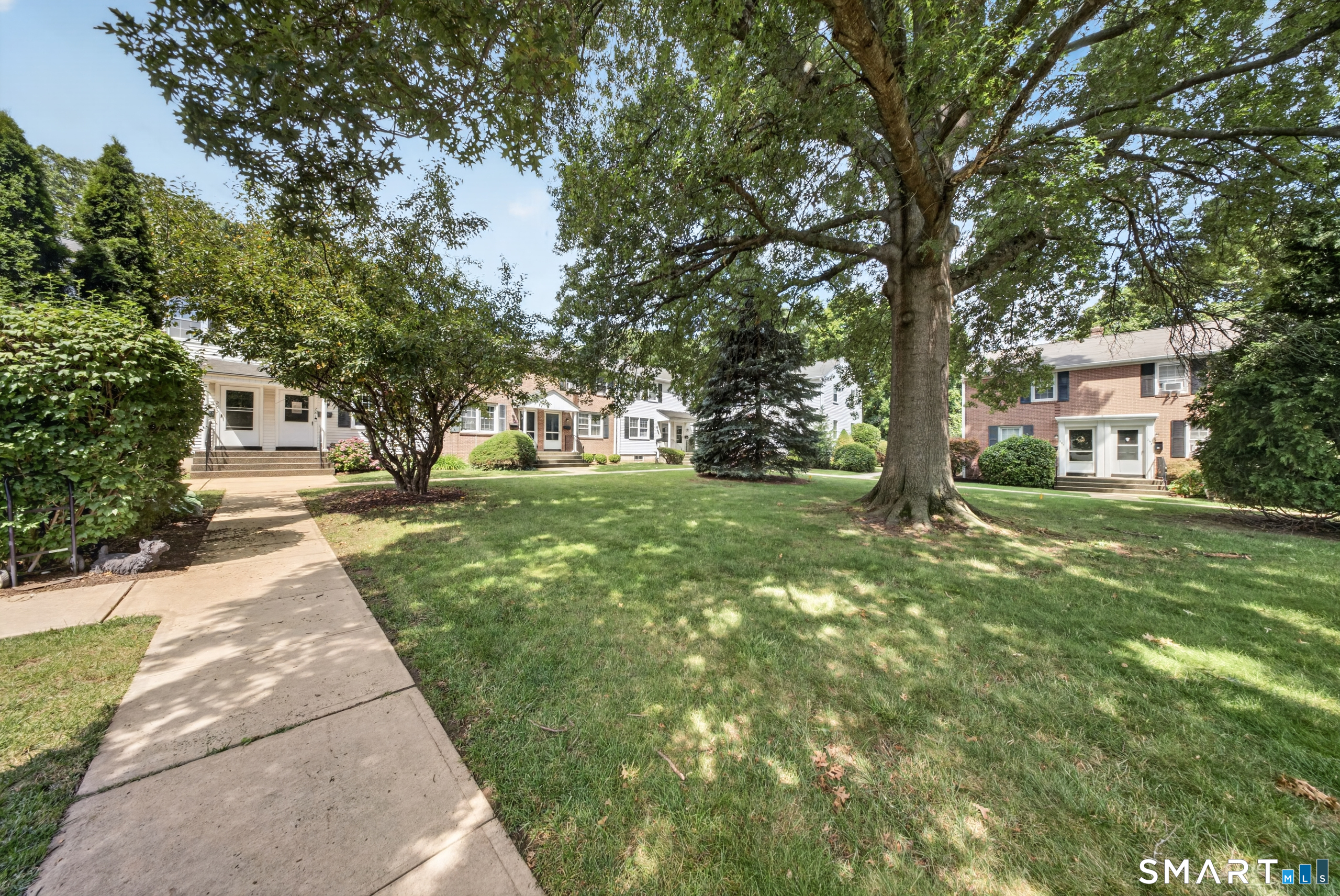 281 Sylvan Knoll Road Stamford, CT 06902 - Photo 23 of 30 Courtyard right in front of the unit
