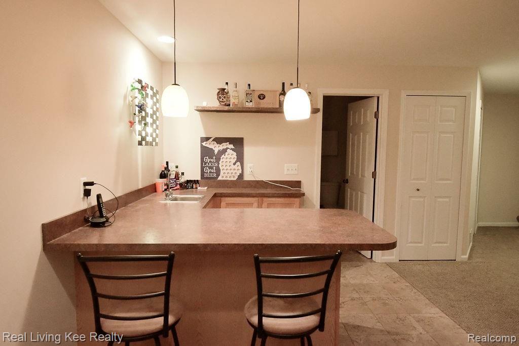 95 Ridge Field Court Oxford, MI 48371 - Photo 35 of 40 wet bar