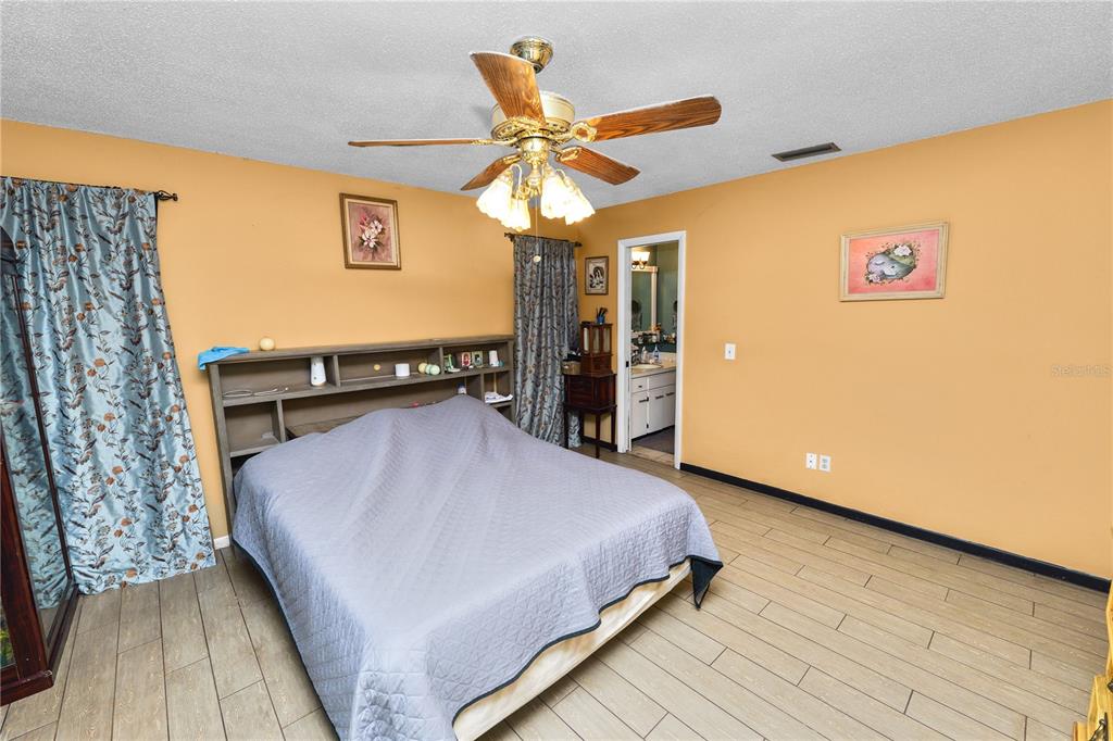 3075 Flamingo Lane Mulberry, FL 33860 - Photo 16 of 30 a very nice looking room with a large window