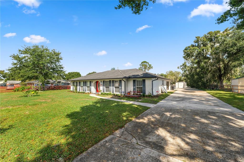 3075 Flamingo Lane Mulberry, FL 33860 - Photo 3 of 30 a front view of a house with a garden