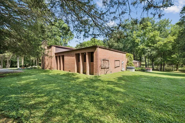 a view of a house with backyard and garden