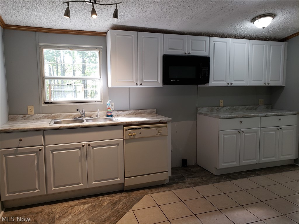 2406 Atkins Road Geneva, OH 44041 - Photo 21 of 35 Kitchen counters