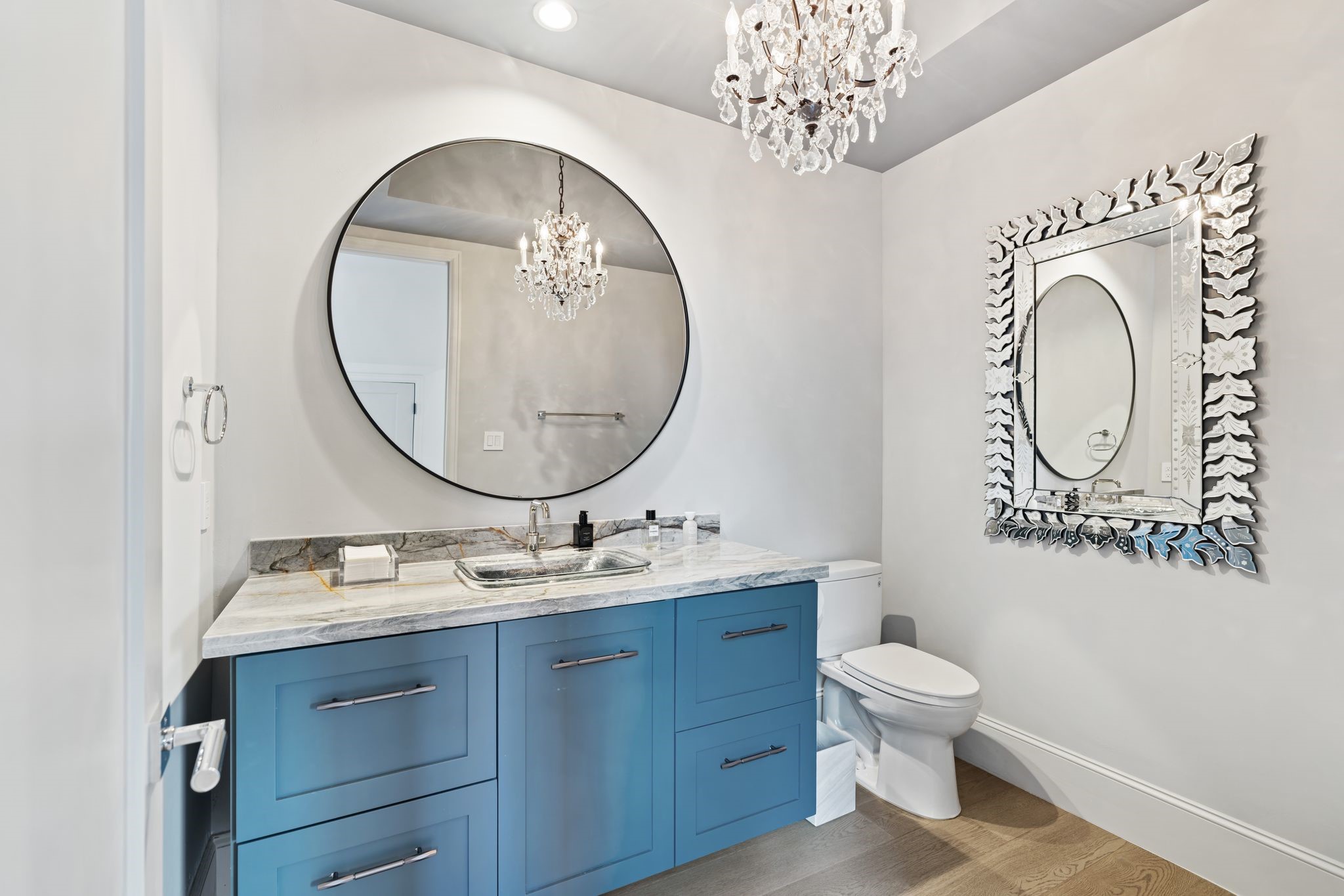 6012 Riverview Way Houston, TX 77057 - Photo 20 of 50 a bathroom with a toilet a sink and a mirror
