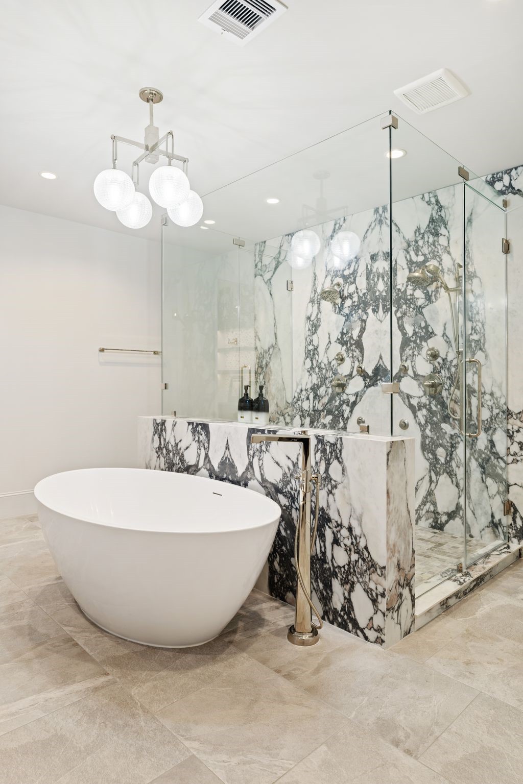 6012 Riverview Way Houston, TX 77057 - Photo 27 of 50 a spacious bathroom with a bathtub and shower