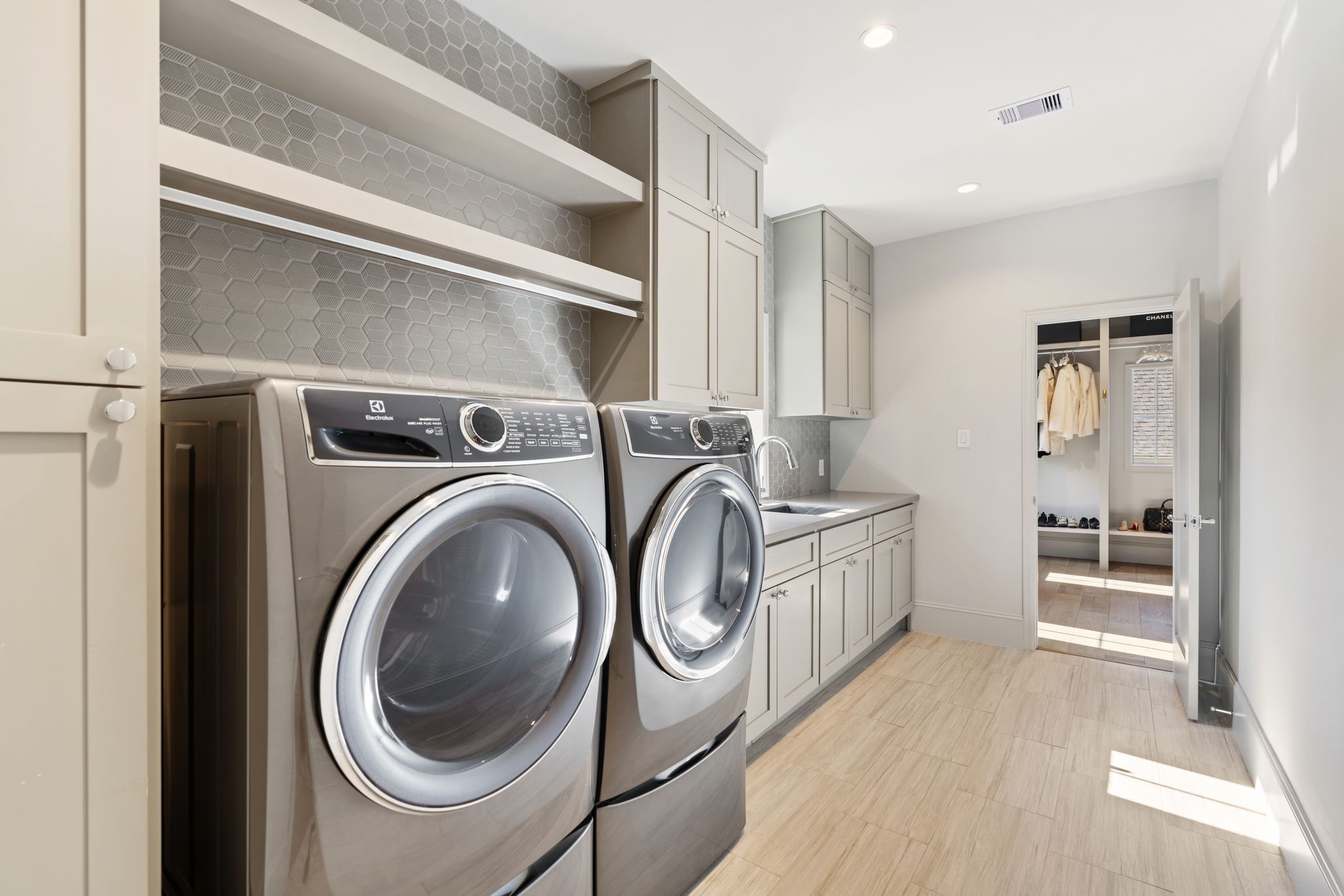 6012 Riverview Way Houston, TX 77057 - Photo 31 of 50 a utility room with dryer and washer