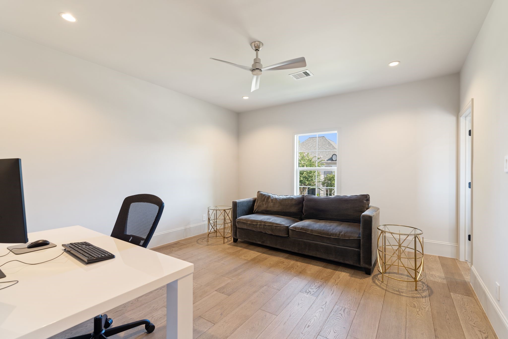 6012 Riverview Way Houston, TX 77057 - Photo 33 of 50 a living room with furniture and a wooden floor
