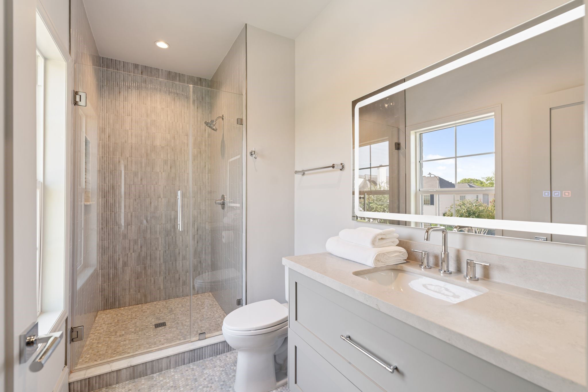 6012 Riverview Way Houston, TX 77057 - Photo 34 of 50 a bathroom with a sink a toilet and shower