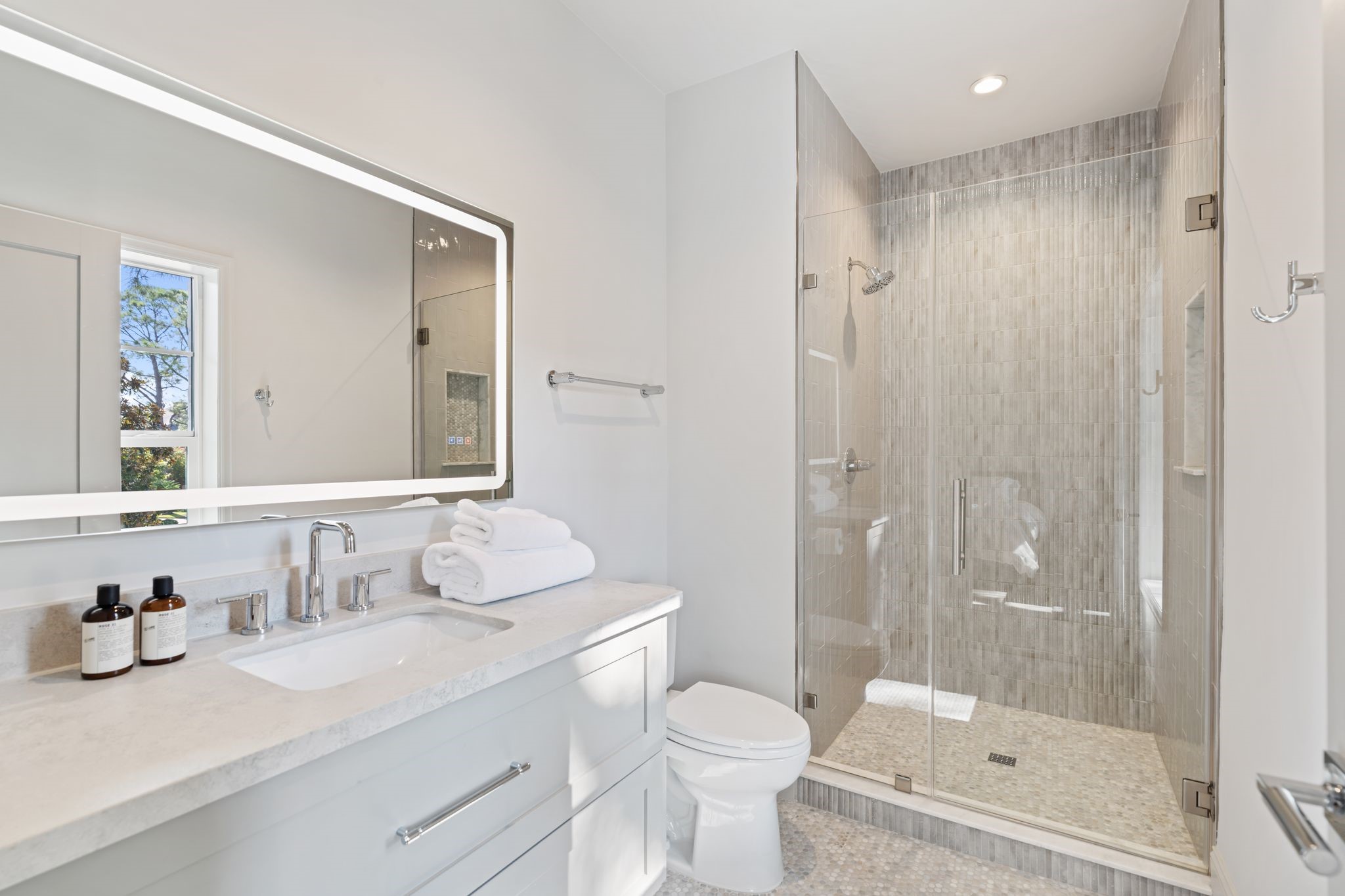 6012 Riverview Way Houston, TX 77057 - Photo 36 of 50 a bathroom with a sink a toilet and shower