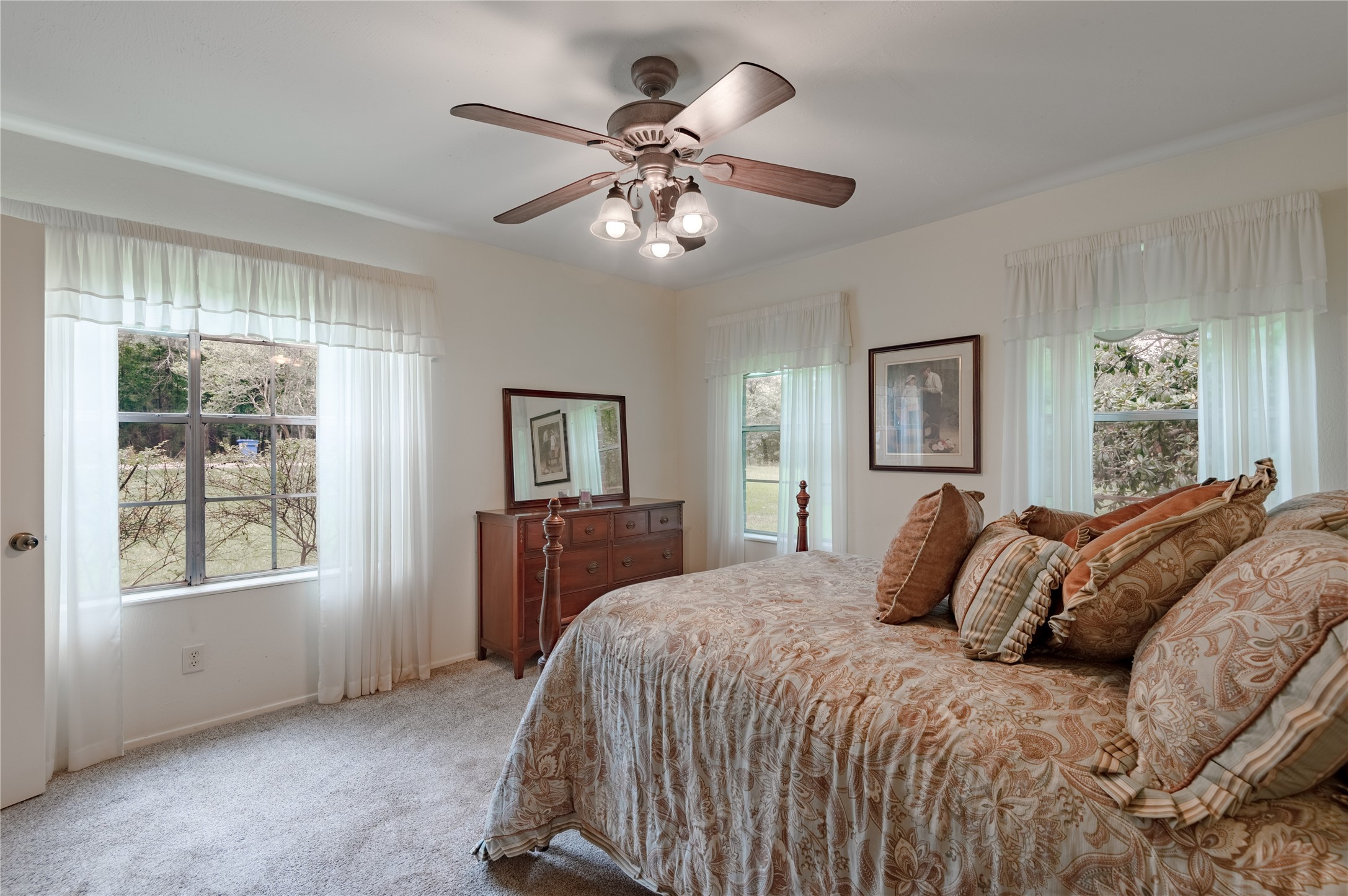 118 Pine Ridge Lane Huntsville, TX 77340 - Photo 19 of 36 Primary Bedroom