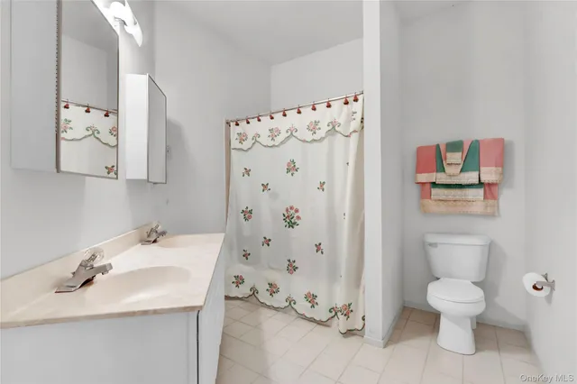 $569,000 | 816 Narragansett Villas Drive, Unit 816, Lindenhurst, NY 11757