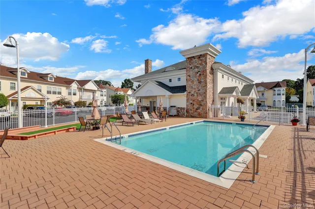 $569,000 | 816 Narragansett Villas Drive, Unit 816, Lindenhurst, NY 11757