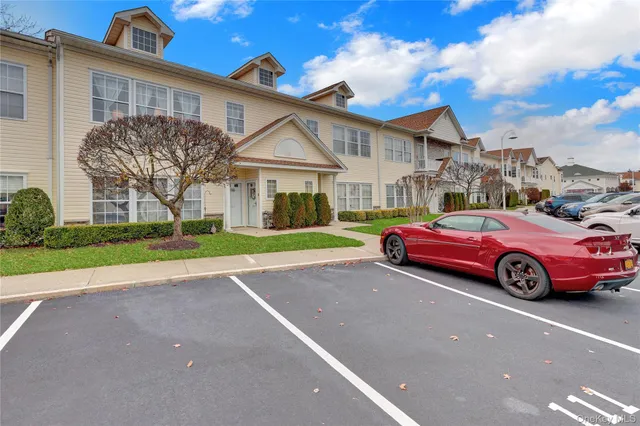 $569,000 | 816 Narragansett Villas Drive, Unit 816, Lindenhurst, NY 11757