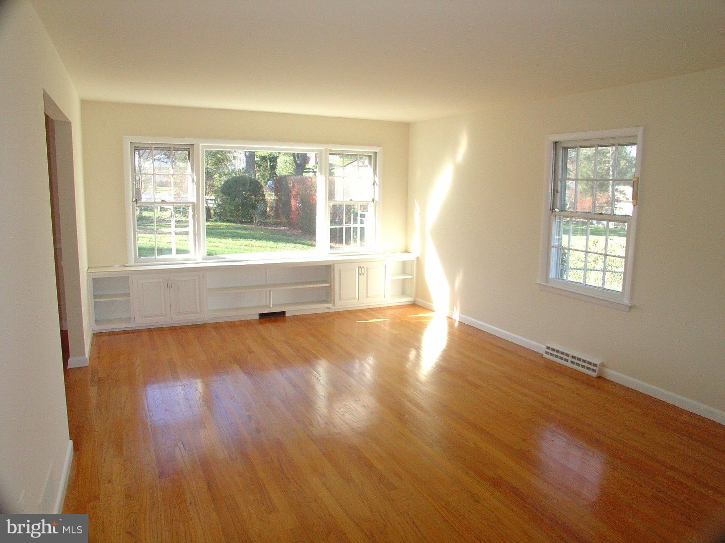 5 Farm Road Ewing, NJ 08638 - Photo 12 of 19 Living Room